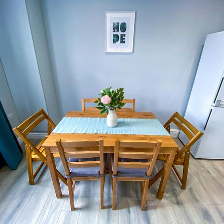 Modern 1-Bedroom Flat, 5 Guest, London - F2 Londres Exterior foto